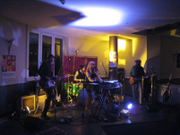 Loppuillasta juhlissa esiintyi Astrid Swan.